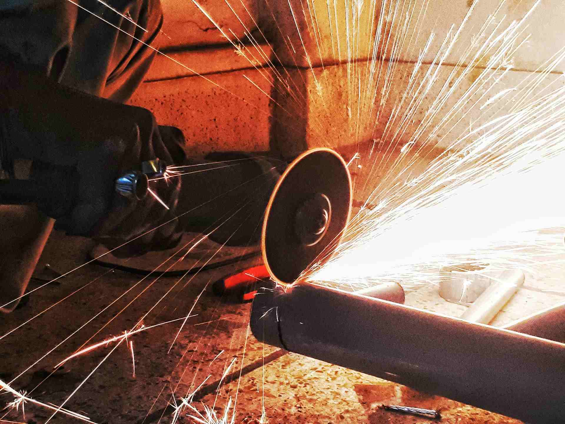 Fotografie einer Person, die Stahlwolle schleift